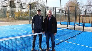 Vorsitzender Markus Weichselmann (links) und Schatzmeister Georg Bösl freuen sich über die neuen Padel-Plätze.