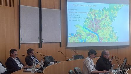 Bauamtsleiter Christoph Strasser (r.) erl&auml;uterte den Bauturbo.