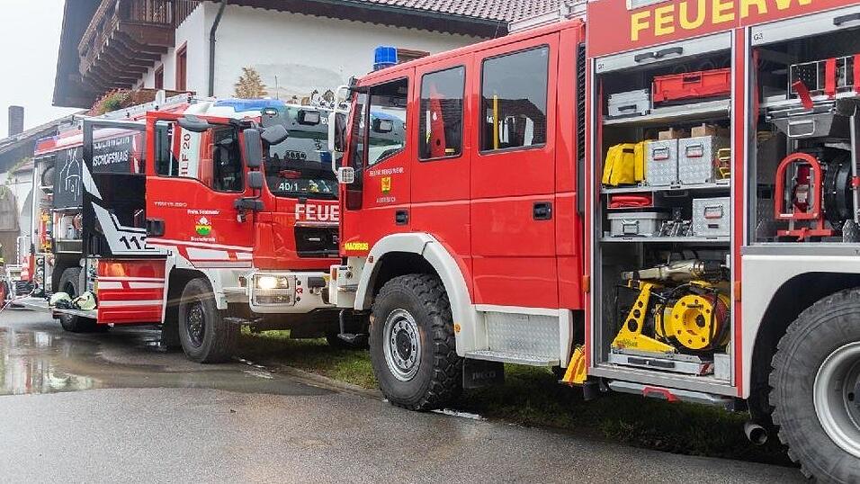 Feuerwehreinsatz am frühen Donnerstagmorgen in der Nähe von Schaufling im Landkreis Deggendorf. Dort brannte ein Wohnhaus. Feuerwehreinsatz am frühen Donnerstagmorgen in der Nähe von Schaufling im Landkreis Deggendorf. Dort brannte ein Wohnhaus.