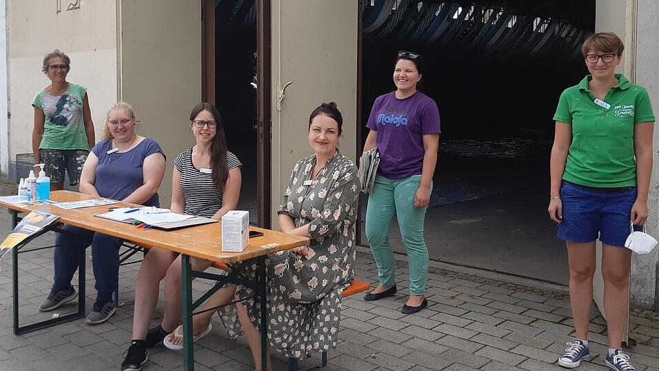 Die 'KultWerkStadt'-Mitglieder Julia M&uuml;hlbauer, Elisabeth N&uuml;rnberger, Marina Schmid, Laura Pongratz, Sonja Kaufmann und Tanja Martina Federl nahmen die Kinder zum Actionpainting in Empfang.