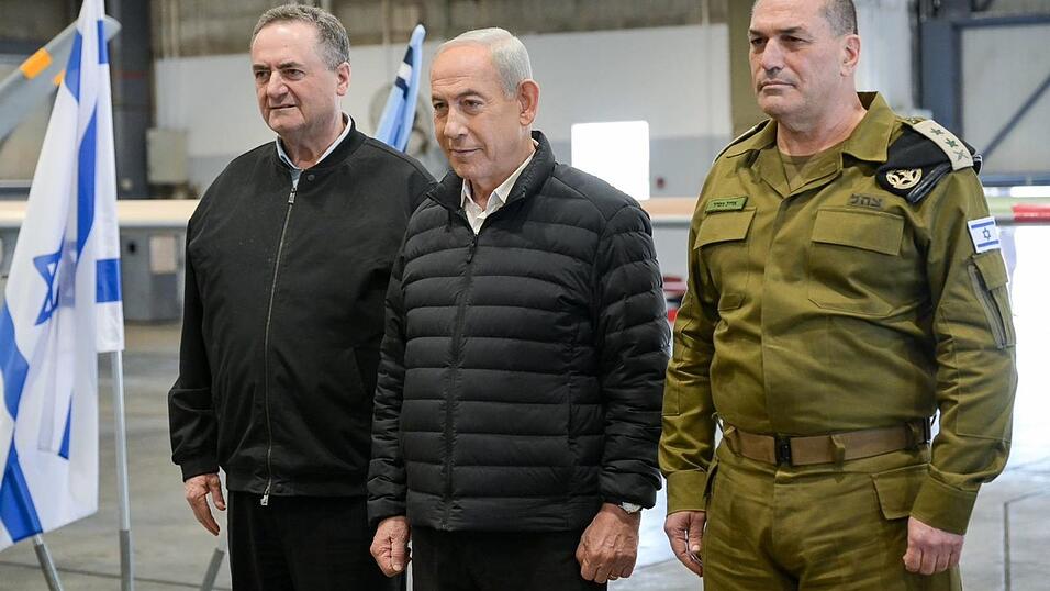 Der israelische Ministerpr&auml;sident Benjamin Netanjahu (M) besucht den Luftwaffenst&uuml;tzpunkt Palmachim in Begleitung des israelischen Verteidigungsministers Israel Katz (l) und des Generalstabschefs der IDF, Generalleutnant Ejal Zamir. (Archivbild)