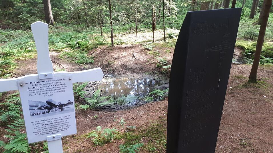 Heute steht am Absturzort der 'Hessen' aus dem Jahr 1945 ein weißes Kreuz und eine Metallstele. Heute steht am Absturzort der 'Hessen' aus dem Jahr 1945 ein weißes Kreuz und eine Metallstele.