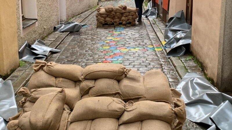 Sandsäcke liegen in einer Gasse. Sandsäcke liegen in einer Gasse.