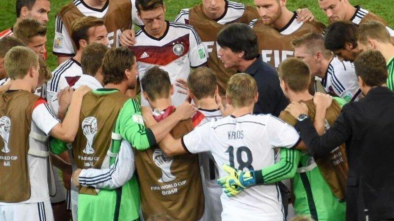 Joachim Löw stimmte seine Mannschaft auf die Verlängerung ein. Foto: Thomas Eisenhuth Joachim Löw stimmte seine Mannschaft auf die Verlängerung ein. Foto: Thomas Eisenhuth