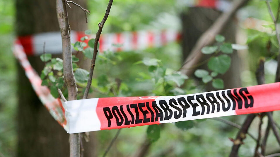 Im Landkreis Deggendorf wurde eine 52-J&auml;hrige leblos in einem Bach gefunden. Die Polizei ermittelt aber zu den Todesumst&auml;nden. (Symbolbild)