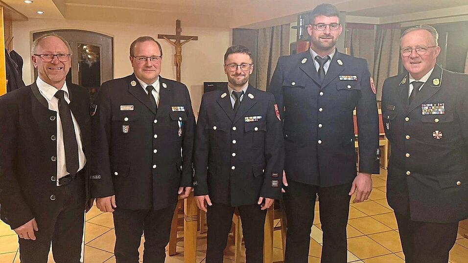 Die neuen Kommandanten Helmut Holzapfel (2. v. r.) und Fabian Dachs (3. v. r.) mit KBR Hermann Keilhofer, KBM Marco Dietl und BM Herbert Preu&szlig;