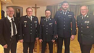 Die neuen Kommandanten Helmut Holzapfel (2. v. r.) und Fabian Dachs (3. v. r.) mit KBR Hermann Keilhofer, KBM Marco Dietl und BM Herbert Preu&szlig;