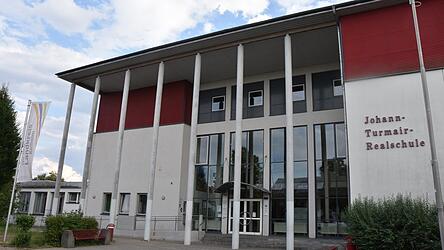 Eines der gr&ouml;&szlig;ten Bauprojekte des Landkreises in den kommenden Jahren wird die Erweiterung und Sanierung der Johann-Turmair-Realschule in Abensberg. Die Kosten belaufen sich in mehreren Abschnitten &uuml;ber insgesamt rund 64,1 Millionen Euro.