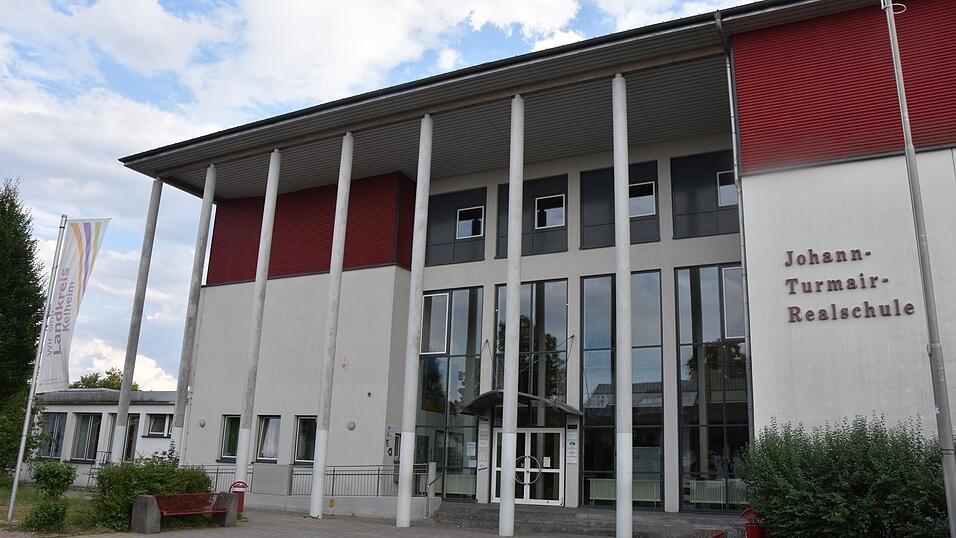 Eines der größten Bauprojekte des Landkreises in den kommenden Jahren wird die Erweiterung und Sanierung der Johann-Turmair-Realschule in Abensberg. Die Kosten belaufen sich in mehreren Abschnitten über insgesamt rund 64,1 Millionen Euro. Eines der größten Bauprojekte des Landkreises in den kommenden Jahren wird die Erweiterung und Sanierung der Johann-Turmair-Realschule in Abensberg. Die Kosten belaufen sich in mehreren Abschnitten über insgesamt rund 64,1 Millionen Euro.