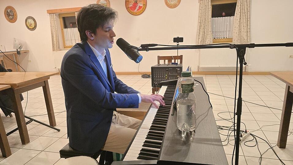 Florian Wagner hat sich querbeet durch die poul&auml;re Musik gespielt und gesungen.