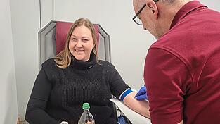 Maria W&auml;lischmiller geht das erste Mal zur Blutspende. Ein Mitarbeiter des Blutspendedienstes &uuml;berwacht den Ablauf.