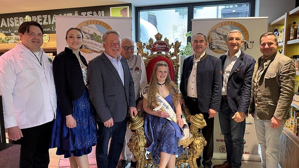 Freude bei der Inthronisation: (v.l.) Stefan Einsle, Sophie Braumiller, Helmut Brunner, Wei&szlig;wurstbotschafter Bertl Fritz, die amtierende elfte Wei&szlig;wurstk&ouml;nigin Julia B&ouml;bel, Hubert Aiwanger, Landrat Ronny Raith, stellvertretender B&uuml;rgermeister Jochen Koller.