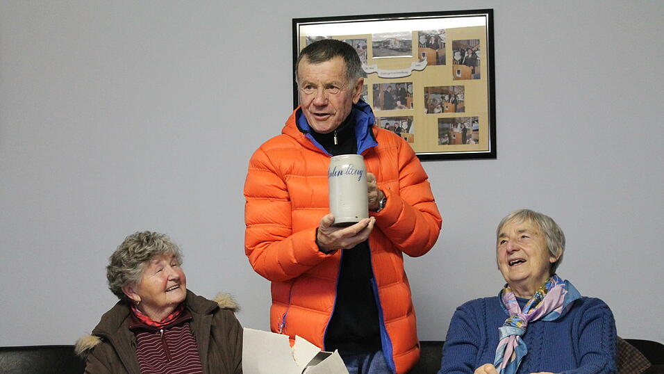 Diesen Bierkrug mit ortshistorischem Bezug konnte Franz Riepl im Auftrag von Edda Fendl (rechts) ersteigern.