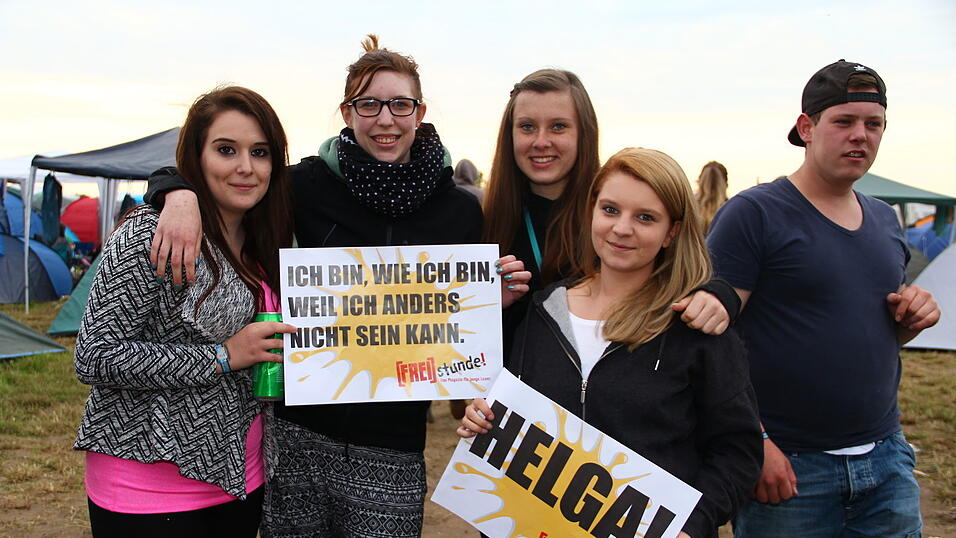 Die Besucher des Pfingst-Open-Airs in Salching sind schon in Feierlaune, aufgenommen von David Voltz am Freitag. Die Besucher des Pfingst-Open-Airs in Salching sind schon in Feierlaune, aufgenommen von David Voltz am Freitag.