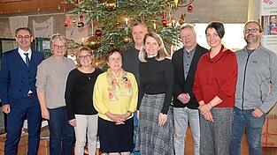 In der adventlich geschmückten Aula der Realschule präsentiert sich der Vorstand des Fördervereins der Staatlichen Realschule Vilsbiburg (von links): Schulleiter Marco Schönauer, Schriftführerin Claudia Geltinger, Schatzmeisterin Sabine Ostermaier, die langjährige Vorsitzende Christa Seidl, Beirat Cristian Grünäugl, die neu gewählte Vorsitzende Stephanie Rostalski, Beirat und ehemaliger Schulleiter Klaus Herdl, die stellvertretende Vorsitzende Heidi Velat und Zweiter Realschulkonrektor Daniel Klinger. In der adventlich geschmückten Aula der Realschule präsentiert sich der Vorstand des Fördervereins der Staatlichen Realschule Vilsbiburg (von links): Schulleiter Marco Schönauer, Schriftführerin Claudia Geltinger, Schatzmeisterin Sabine Ostermaier, die langjährige Vorsitzende Christa Seidl, Beirat Cristian Grünäugl, die neu gewählte Vorsitzende Stephanie Rostalski, Beirat und ehemaliger Schulleiter Klaus Herdl, die stellvertretende Vorsitzende Heidi Velat und Zweiter Realschulkonrektor Daniel Klinger.