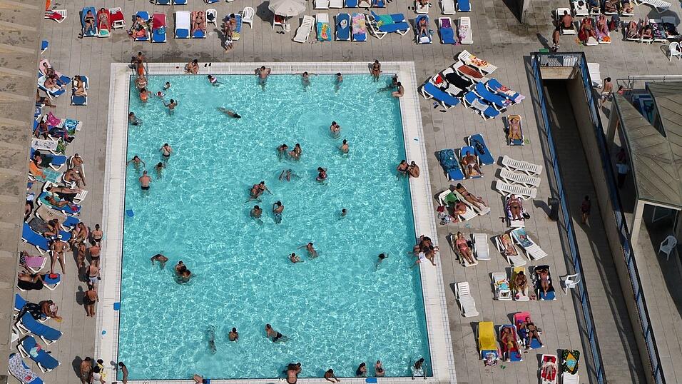 Immer wieder müssen in Spanien Freibäder hastig geräumt werden, weil vor allem Kinder und Jugendliche absichtlich ihre Fäkalien ins Wasser ablassen. (Archiv-Bild) Immer wieder müssen in Spanien Freibäder hastig geräumt werden, weil vor allem Kinder und Jugendliche absichtlich ihre Fäkalien ins Wasser ablassen. (Archiv-Bild)