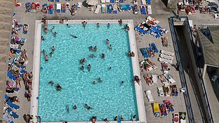 Immer wieder müssen in Spanien Freibäder hastig geräumt werden, weil vor allem Kinder und Jugendliche absichtlich ihre Fäkalien ins Wasser ablassen. (Archiv-Bild) Immer wieder müssen in Spanien Freibäder hastig geräumt werden, weil vor allem Kinder und Jugendliche absichtlich ihre Fäkalien ins Wasser ablassen. (Archiv-Bild)