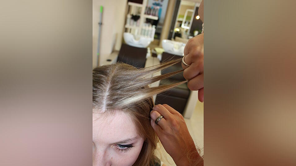 (Foto: Pfeffer)Diese Strähne von oben nach unten in drei Teile aufteilen. (Foto: Pfeffer)Diese Strähne von oben nach unten in drei Teile aufteilen.