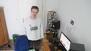 Es braucht - materiell - nicht viel für eine erfolgreiche Musikkarriere, wie ein Blick in Sebastian Eggerbauers kleines Heimstudio zeigt: Computer, Audioschnittstelle, Mikrofon, Lautsprecher, Gitarre.