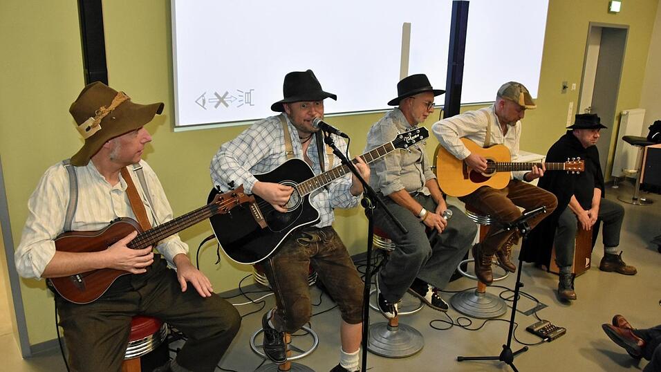 Die mit Roland Schmuderer, Hugo Penzkofer, Michael Glei&szlig;ner, Michael Kurnoth und Bandleader Georg Martin besetzte Gruppe &bdquo;Woidbluad&ldquo; bot einen professionellen Auftritt, der die &bdquo;roude Res&ldquo; als st&auml;ndige Helferin des R&auml;uber Heigl beschrieb