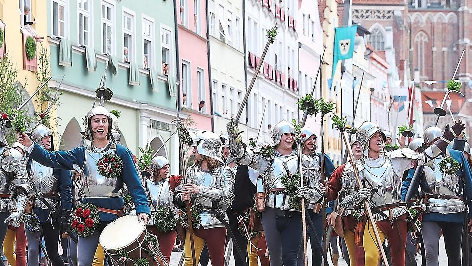Mit dem charakteristischen 'Hallooo!' der Landshuter Hochzeit soll künftig für die Stadt getrommelt werden. Mit dem charakteristischen 'Hallooo!' der Landshuter Hochzeit soll künftig für die Stadt getrommelt werden.