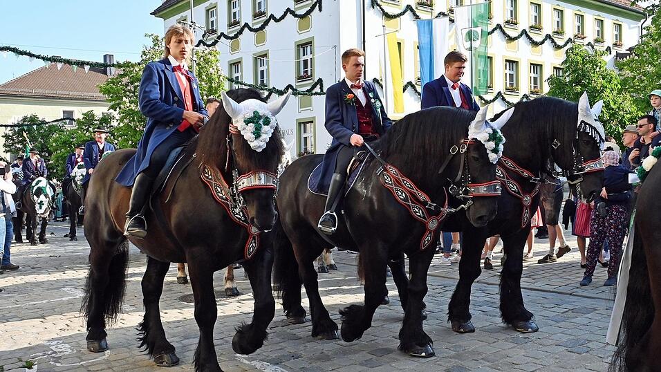 Nicklas Neubauer (Mitte) ist der Pfingstbr&auml;utigam 2025. Unser Bild zeigt ihn beim Ausritt aus der Stadt am Pfingstmontag, zusammen mit seinem Bruder Luis (l.)