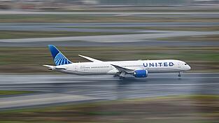 United Airlines muss die Gewinnprognose f&uuml;r dieses Jahr reduzieren. (Archivbild)