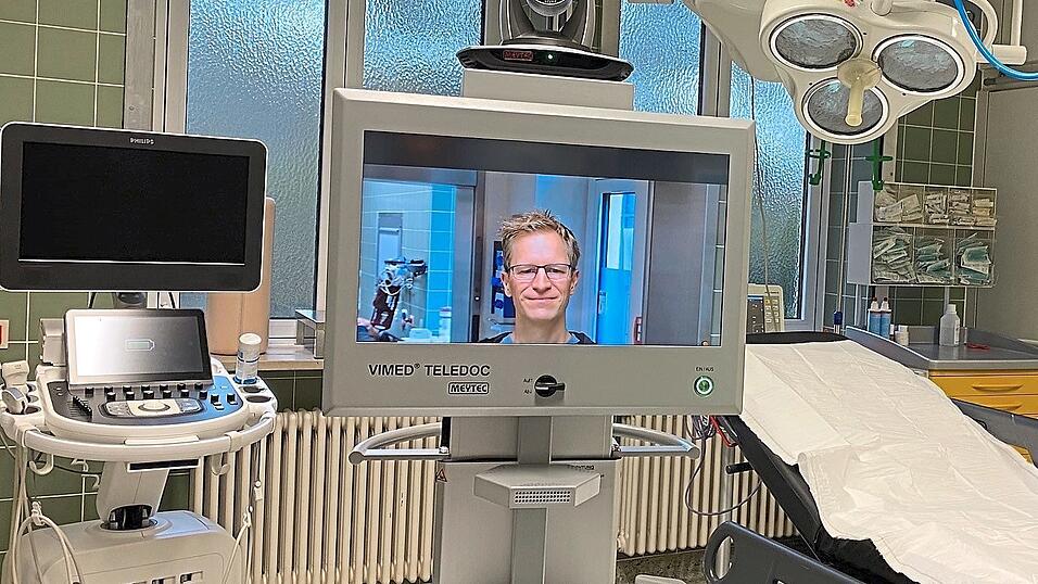 Dr. Peter Grein ber&auml;t die Kollegen in Mainburg via Telekonsil.