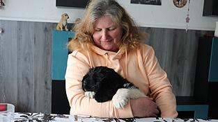 Monika Kirchner mit ihrem aktuell liebsten Neufundländerwelpen. Monika Kirchner mit ihrem aktuell liebsten Neufundländerwelpen.