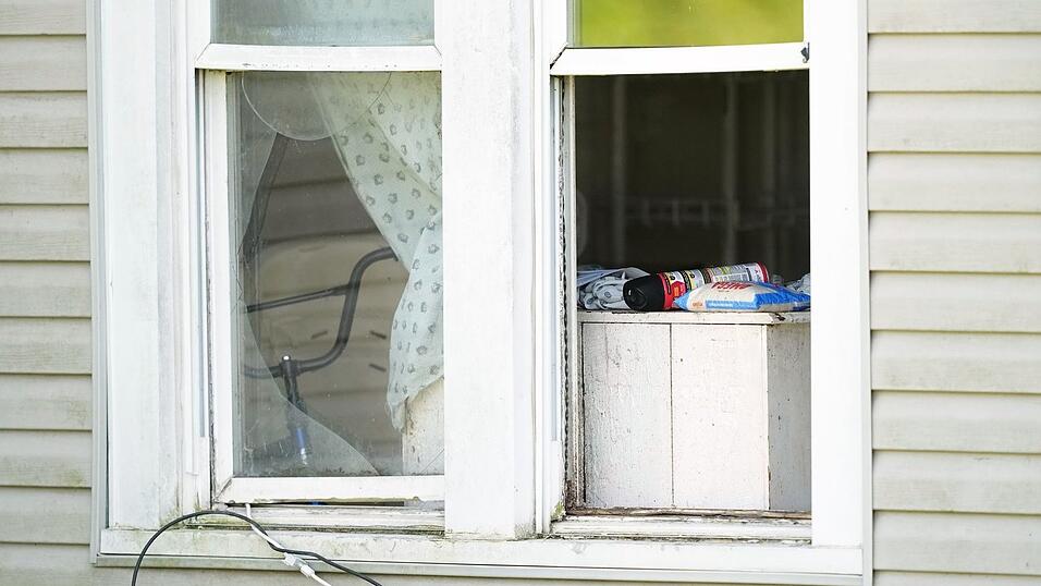 Nicht Menschenhandel, sondern ein innerfamiliärer Vorfall soll sich in diesem Holzhaus im US-Bundesstaat Ohio laut Behörden zugetragen haben. Die Ermittlungen laufen. Nicht Menschenhandel, sondern ein innerfamiliärer Vorfall soll sich in diesem Holzhaus im US-Bundesstaat Ohio laut Behörden zugetragen haben. Die Ermittlungen laufen.