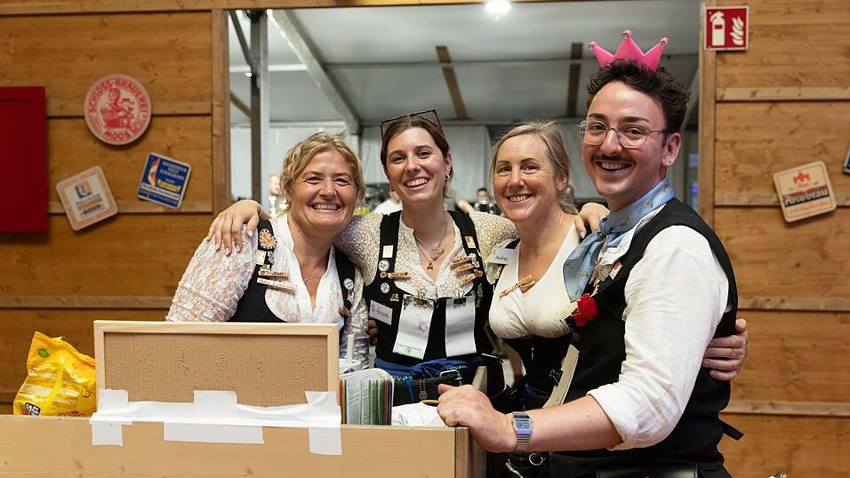 Die Partybilder vom Dienstag, 11. August, aus dem Festzelt Reisinger. Die Partybilder vom Dienstag, 11. August, aus dem Festzelt Reisinger.