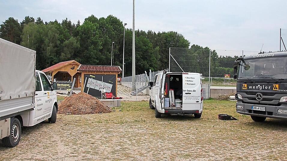 Die Arbeiten am Sportgelände der DJK Vilzing zur Vorbereitung auf die Regionalligasaison laufen auf Hochtouren. Die Arbeiten am Sportgelände der DJK Vilzing zur Vorbereitung auf die Regionalligasaison laufen auf Hochtouren.