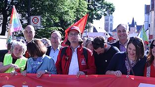 Wer macht bei der SPD das Rennen um die OB-Kandidatur? Thomas Rudner (Vierter von links) und Thomas Burger (Zweiter von rechts, hier bei der DGB-Demo am 1. Mai) stellen sich Ende Mai den Delegierten ihrer Partei zur Wahl.