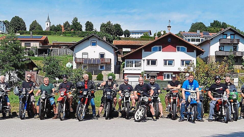 Zum Erinnerungsfoto parkte &bdquo;der Fanclub&ldquo; seine Gef&auml;hrte in Reih und Glied.