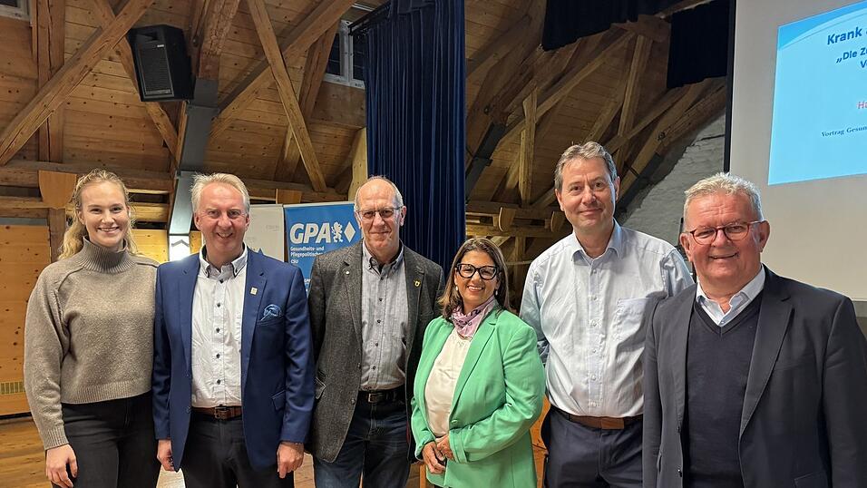 CSU Ortsvorsitzende Agnes Brücklmayer (v.l.), stellvertretender Landrat Helmut Plenk, Dr. Stefan Brücklmayer, Dr. Ila Schnabel, Dr. Robert Pangerl und Jurist Franz Hollmayr. CSU Ortsvorsitzende Agnes Brücklmayer (v.l.), stellvertretender Landrat Helmut Plenk, Dr. Stefan Brücklmayer, Dr. Ila Schnabel, Dr. Robert Pangerl und Jurist Franz Hollmayr.