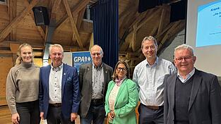 CSU Ortsvorsitzende Agnes Brücklmayer (v.l.), stellvertretender Landrat Helmut Plenk, Dr. Stefan Brücklmayer, Dr. Ila Schnabel, Dr. Robert Pangerl und Jurist Franz Hollmayr.