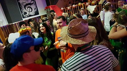 Die Tanzfl&auml;che im Dorfkrug war gerammelt voll.