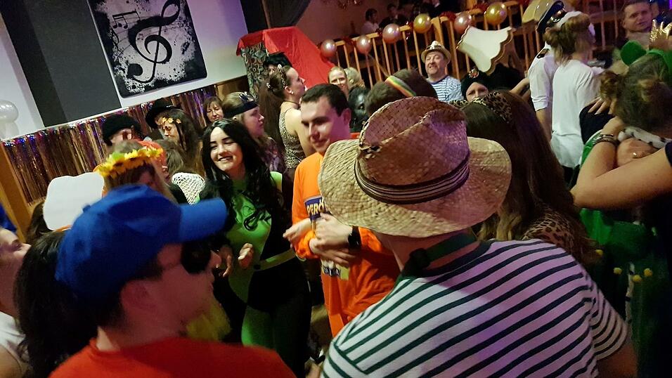 Die Tanzfl&auml;che im Dorfkrug war gerammelt voll.