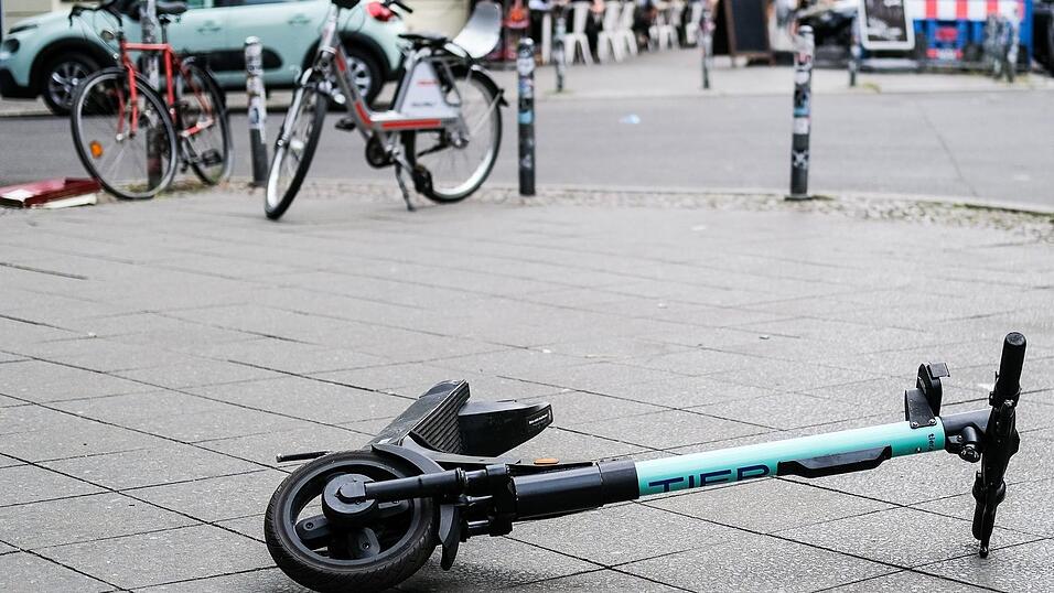 Für Unfälle mit E-Scootern sollen neue Haftungsregeln gelten. (Archivfoto) Für Unfälle mit E-Scootern sollen neue Haftungsregeln gelten. (Archivfoto)