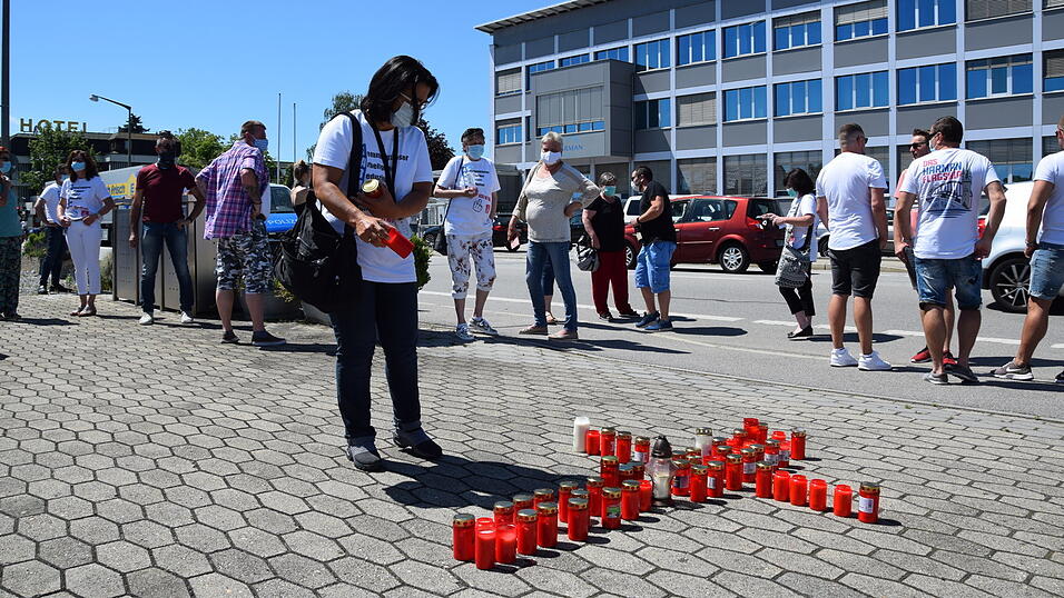 Rund 70 Harman-Mitarbeiter haben sich am Freitag vor dem Werk getroffen, um sich zu verabschieden.