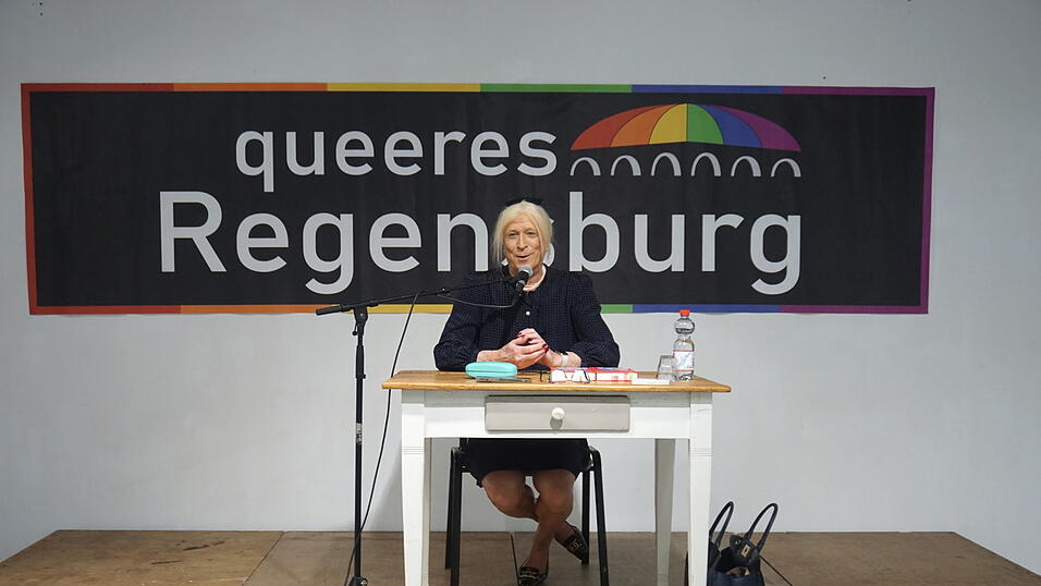 Autorin Georgine Kellermann bei der Lesung im M26. Autorin Georgine Kellermann bei der Lesung im M26.