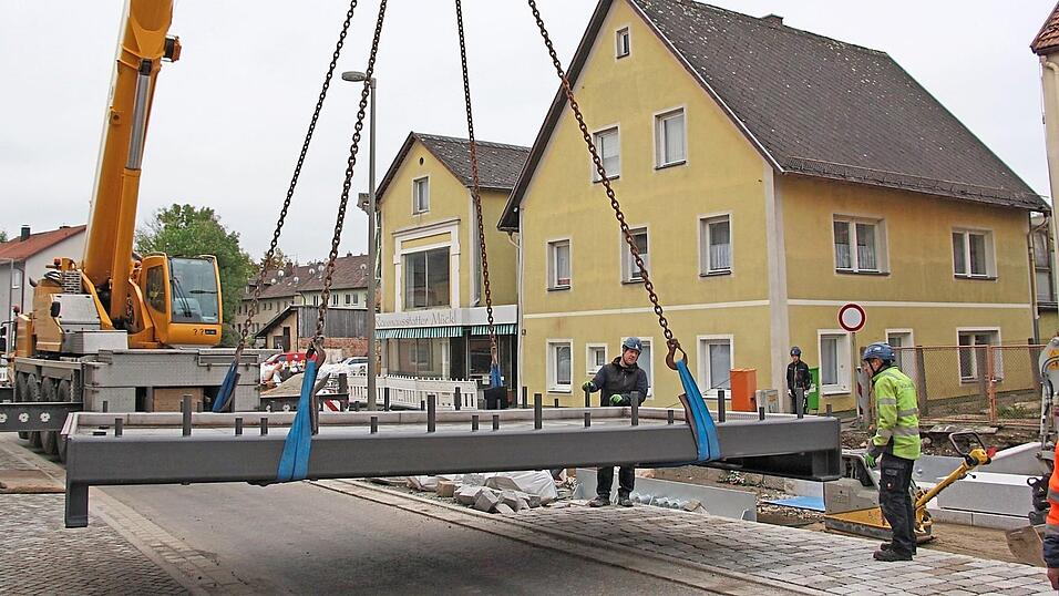 Diese sieben Tonnen schwere Stahlbr&uuml;cke wurde am Mittwochvormittag von Mitarbeitern der Further Firma M&uuml;hlbauer &uuml;ber die Kalte Pastritz gehoben. Sie bildet die Verbindung zwischen Lorenz-Zierl-Stra&szlig;e und 'M&uuml;ckl-Gasserl'.