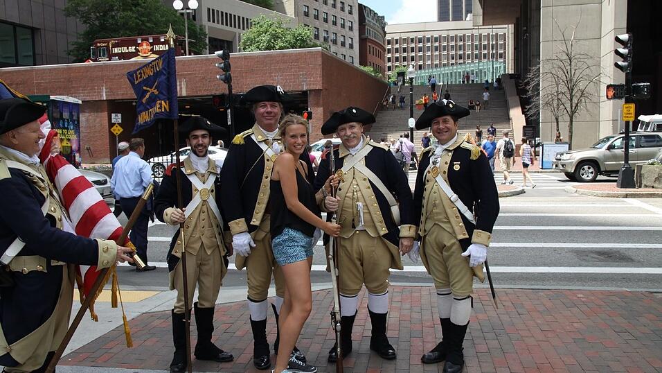 Sophia Wimmer mit einer Gruppe 'Minute-Men'. Das waren K&auml;mpfer im Unabh&auml;ngigkeitskrief, die nach Aufforderung innerhalb einer Minute zum Kampf bereit sein mussten.