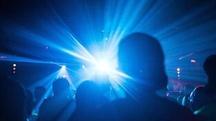 Menschen feiern in einem Club.