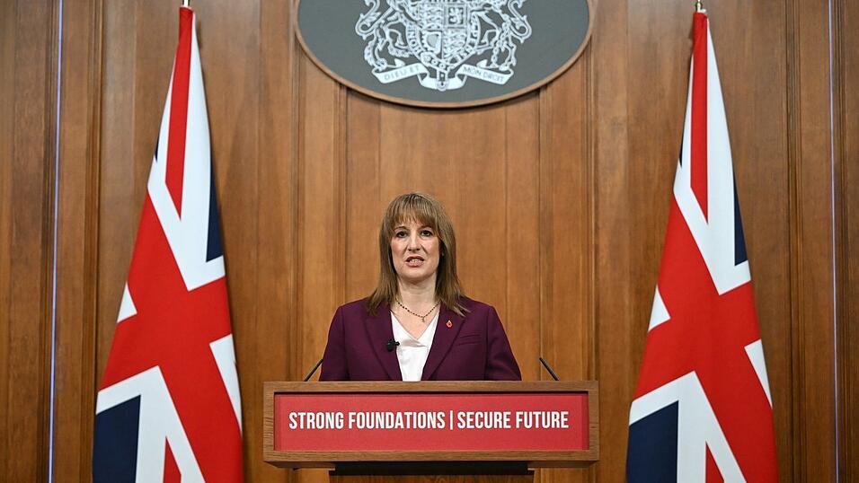 Die britische Finanzministerin Rachel Reeves muss womöglich die Steuern erhöhen. Die britische Finanzministerin Rachel Reeves muss womöglich die Steuern erhöhen.