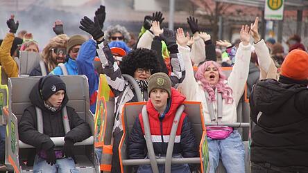 Die Faschingsfreunde aus Bach, Frengkofen und Demling simulierten eine wilde Achterbahnfahrt.