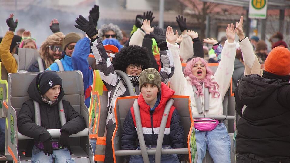 Die Faschingsfreunde aus Bach, Frengkofen und Demling simulierten eine wilde Achterbahnfahrt. Die Faschingsfreunde aus Bach, Frengkofen und Demling simulierten eine wilde Achterbahnfahrt.