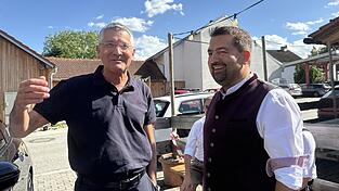 Bernhard Kellner (r.), der Vorsitzende des Bayern Fanclubs, begrüßte Herbert Hainer in Höcking. Bernhard Kellner (r.), der Vorsitzende des Bayern Fanclubs, begrüßte Herbert Hainer in Höcking.