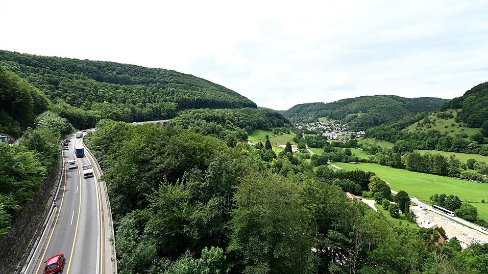 Konkret geht es laut Ministerium um 16 Bundesstraßen- und 7 Autobahn-Neubauprojekte in 12 Bundesländern - zum Beispiel um Lückenschlüsse oder Ortsumgehungen. (Archivbild) Konkret geht es laut Ministerium um 16 Bundesstraßen- und 7 Autobahn-Neubauprojekte in 12 Bundesländern - zum Beispiel um Lückenschlüsse oder Ortsumgehungen. (Archivbild)
