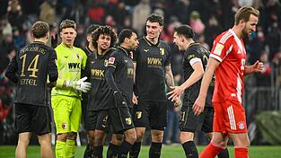 Die Bayern um Harry Kane (r) &auml;rgern sich &uuml;ber die Niederlage.